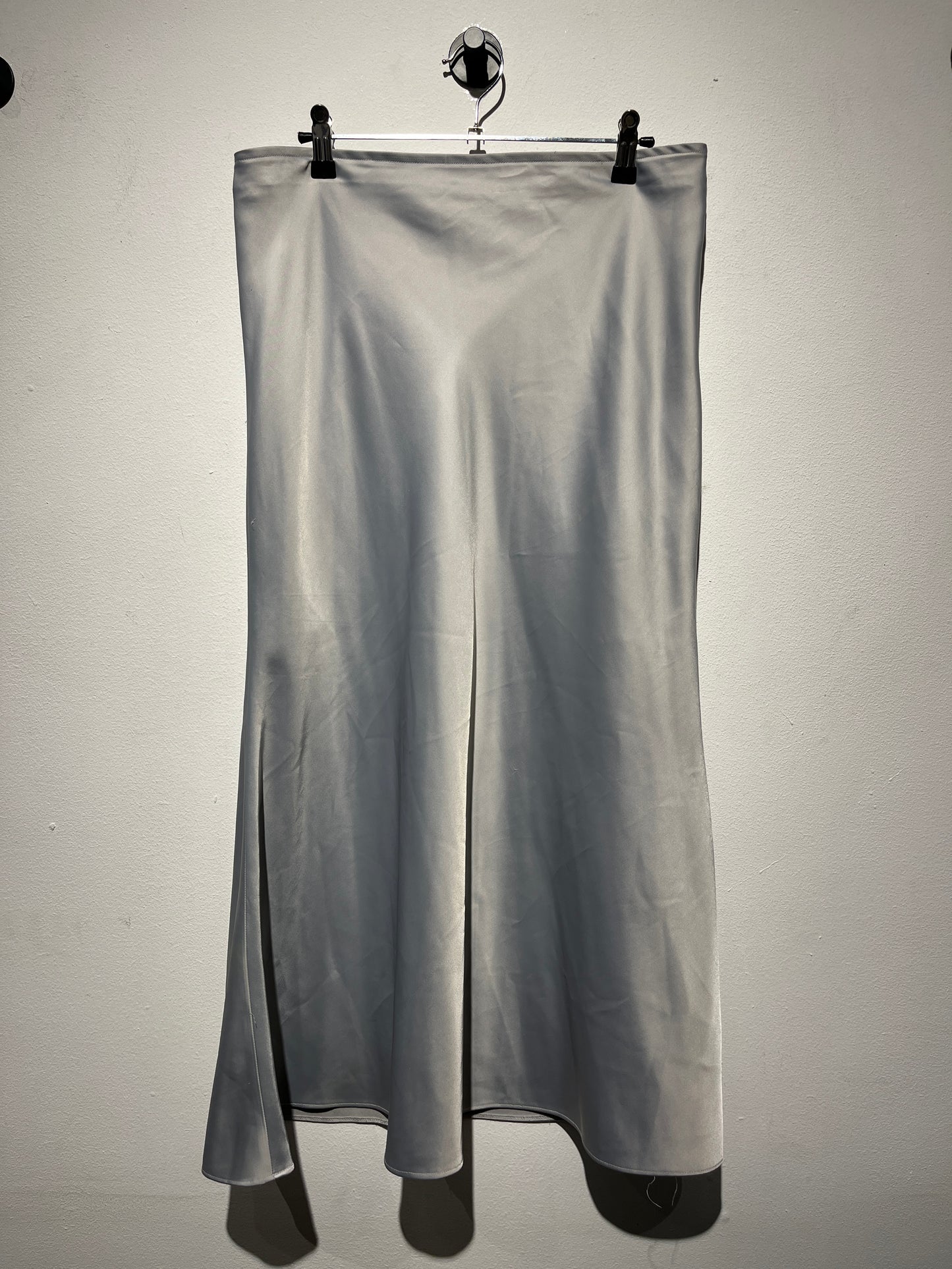 Falda de satin gris
