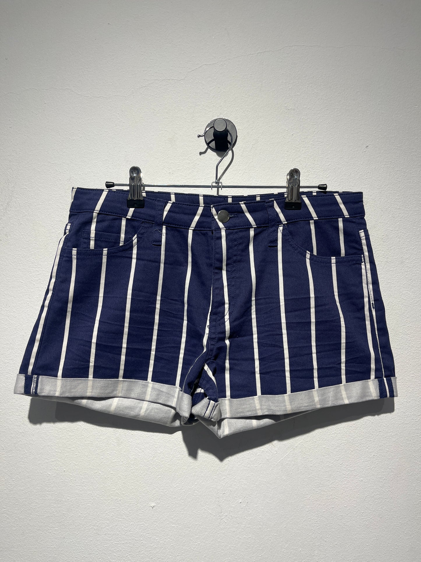 Short azul de rayas
