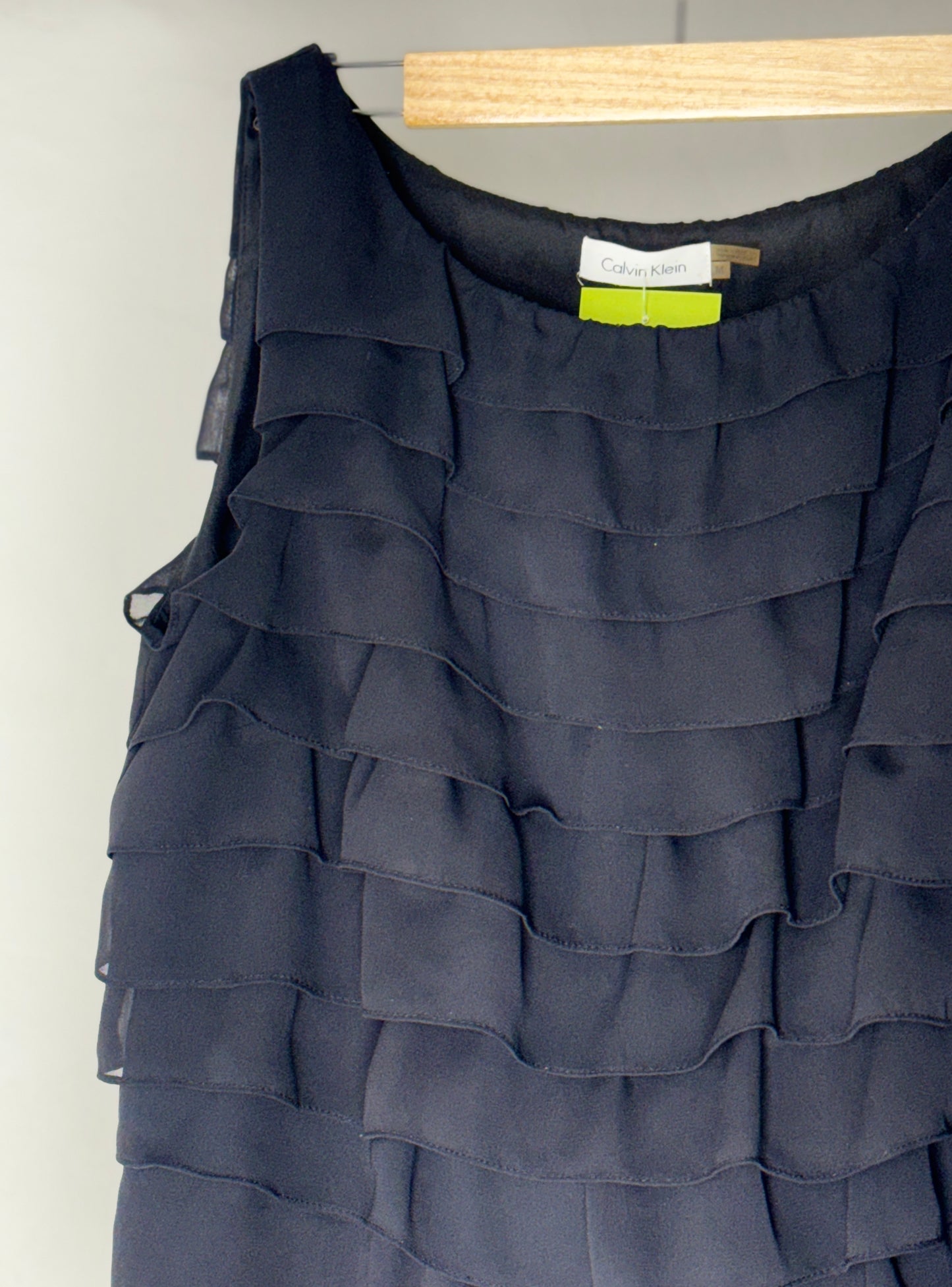 Blusa negra capas