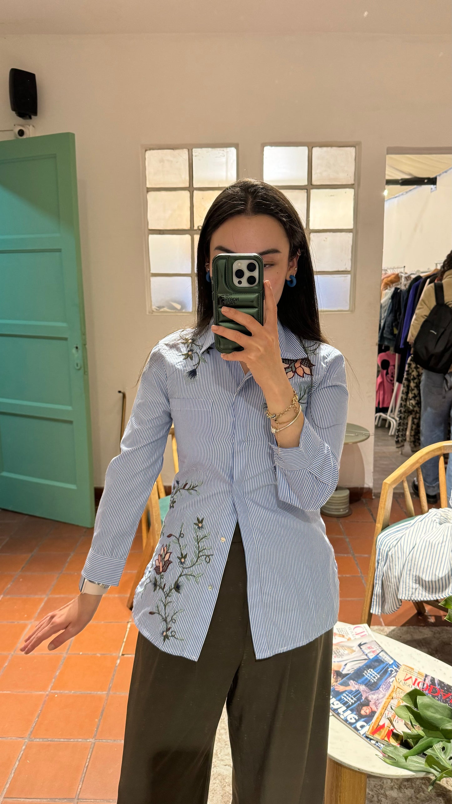 Camisa flores bordadas