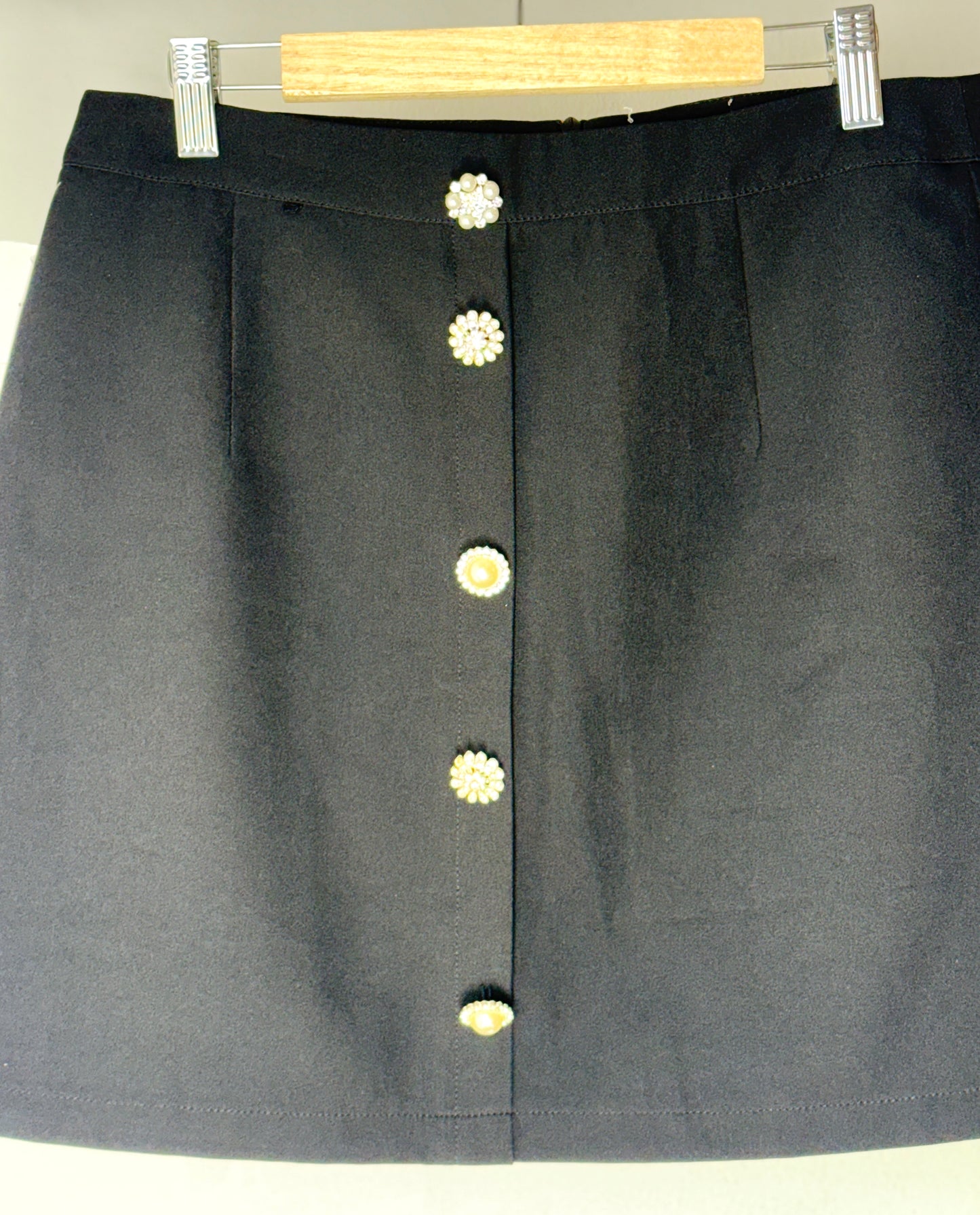 Falda negra botones