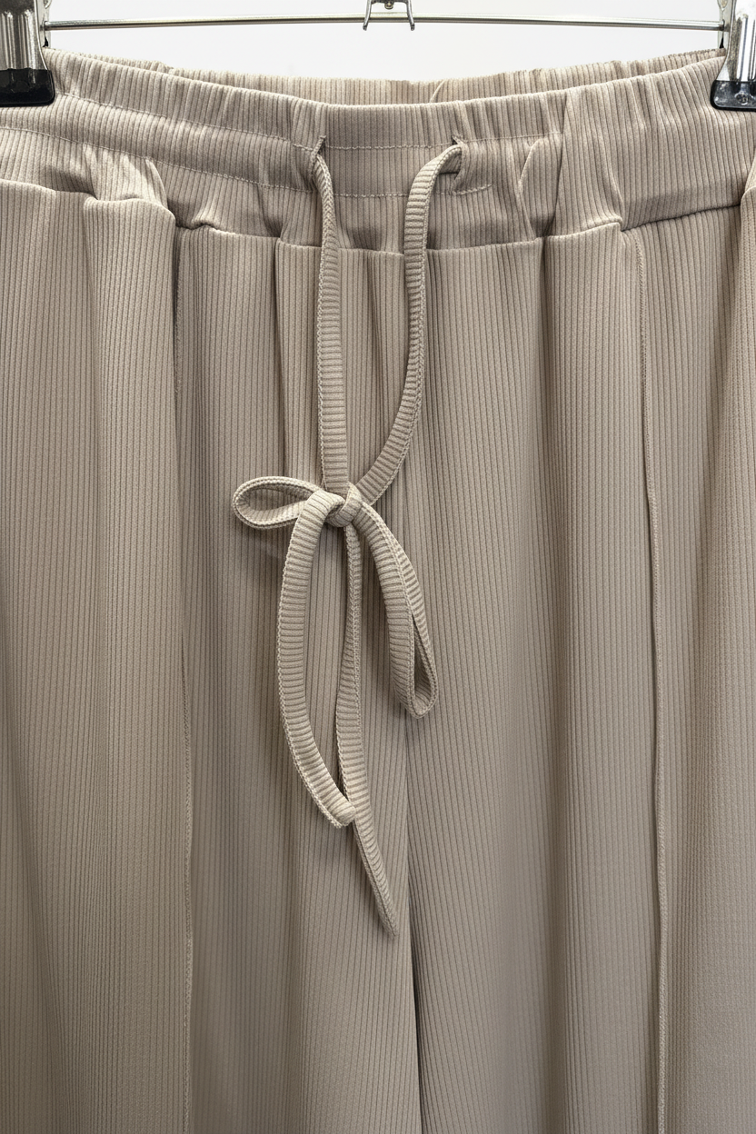Pantalón beige plisado con línea en pierna