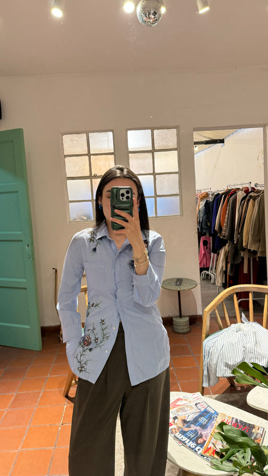 Camisa flores bordadas