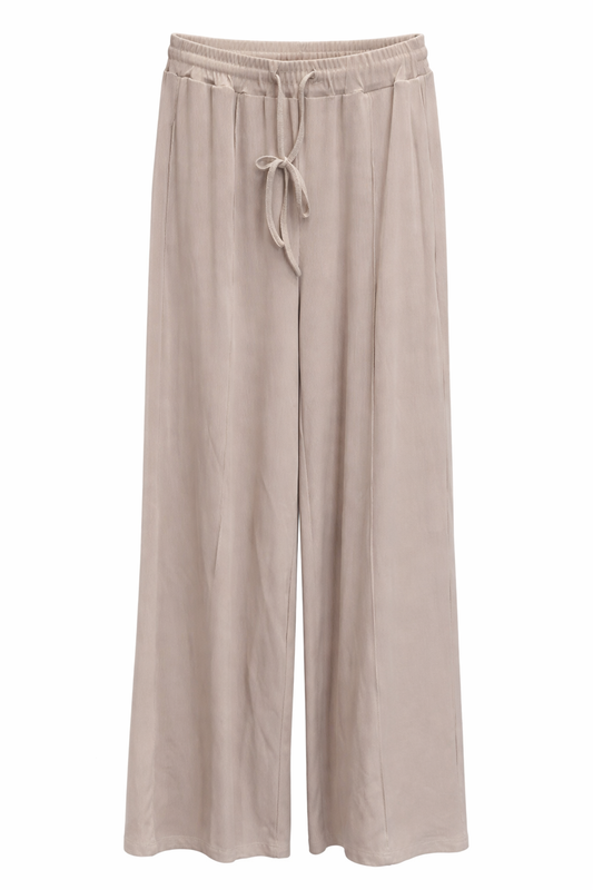 Pantalón beige plisado con línea en pierna